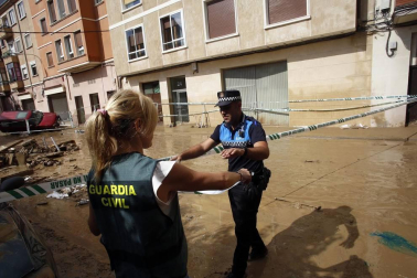 La calle Martínez de Espronceda, en Tafalla, discurre paralela al río Cidacos, aunque la tarde noche del lunes fue prácticamente engullida por él.