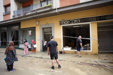 La calle Martínez de Espronceda, en Tafalla, discurre paralela al río Cidacos, aunque la tarde noche del lunes fue prácticamente engullida por él.