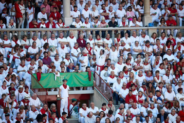 Público asistente a la Plaza de Toros de Pamplona durante la tercera corrida de la Feria del Toro 2019 con la ganadería de José Escolar para los diestros Fernando Robleño, Javier Castaño y Pepe Moral.