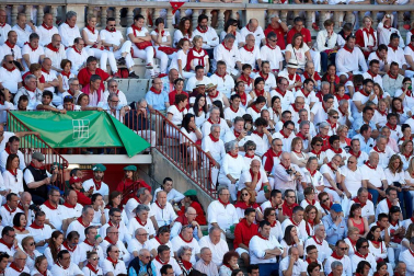 Público asistente a la Plaza de Toros de Pamplona durante la tercera corrida de la Feria del Toro 2019 con la ganadería de José Escolar para los diestros Fernando Robleño, Javier Castaño y Pepe Moral.