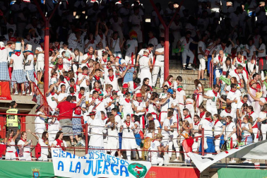 Público asistente a la Plaza de Toros de Pamplona durante la tercera corrida de la Feria del Toro 2019 con la ganadería de José Escolar para los diestros Fernando Robleño, Javier Castaño y Pepe Moral.