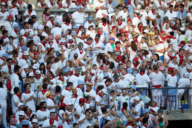 Público asistente a la Plaza de Toros de Pamplona durante la tercera corrida de la Feria del Toro 2019 con la ganadería de José Escolar para los diestros Fernando Robleño, Javier Castaño y Pepe Moral.
