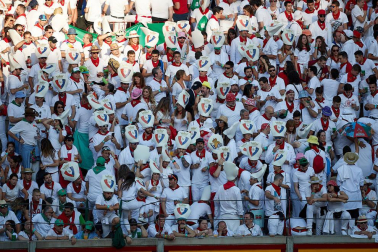 Público asistente a la Plaza de Toros de Pamplona durante la tercera corrida de la Feria del Toro 2019 con la ganadería de José Escolar para los diestros Fernando Robleño, Javier Castaño y Pepe Moral.