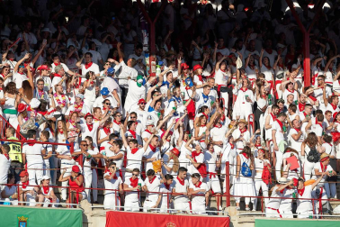 Público asistente a la Plaza de Toros de Pamplona durante la tercera corrida de la Feria del Toro 2019 con la ganadería de José Escolar para los diestros Fernando Robleño, Javier Castaño y Pepe Moral.
