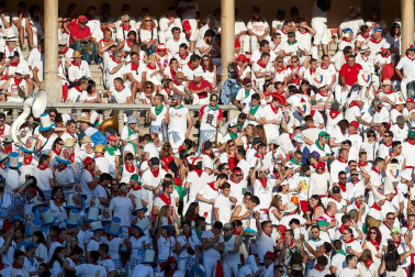 Público asistente a la Plaza de Toros de Pamplona durante la tercera corrida de la Feria del Toro 2019 con la ganadería de José Escolar para los diestros Fernando Robleño, Javier Castaño y Pepe Moral.