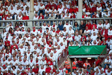 Público asistente a la Plaza de Toros de Pamplona durante la tercera corrida de la Feria del Toro 2019 con la ganadería de José Escolar para los diestros Fernando Robleño, Javier Castaño y Pepe Moral.