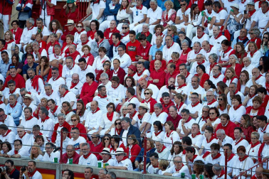 Público asistente a la Plaza de Toros de Pamplona durante la tercera corrida de la Feria del Toro 2019 con la ganadería de José Escolar para los diestros Fernando Robleño, Javier Castaño y Pepe Moral.