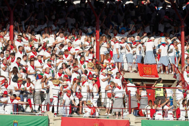 Público asistente a la Plaza de Toros de Pamplona durante la tercera corrida de la Feria del Toro 2019 con la ganadería de José Escolar para los diestros Fernando Robleño, Javier Castaño y Pepe Moral.