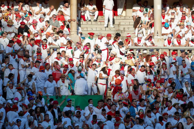 Público asistente a la Plaza de Toros de Pamplona durante la tercera corrida de la Feria del Toro 2019 con la ganadería de José Escolar para los diestros Fernando Robleño, Javier Castaño y Pepe Moral.