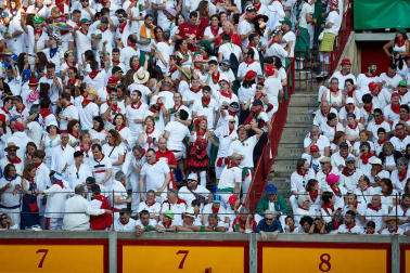 Público asistente a la Plaza de Toros de Pamplona durante la tercera corrida de la Feria del Toro 2019 con la ganadería de José Escolar para los diestros Fernando Robleño, Javier Castaño y Pepe Moral.