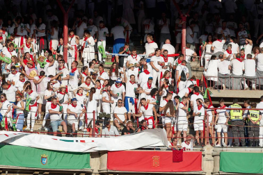 Público asistente a la Plaza de Toros de Pamplona durante la tercera corrida de la Feria del Toro 2019 con la ganadería de José Escolar para los diestros Fernando Robleño, Javier Castaño y Pepe Moral.