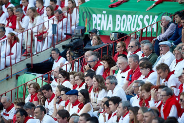 Público asistente a la Plaza de Toros de Pamplona durante la tercera corrida de la Feria del Toro 2019 con la ganadería de José Escolar para los diestros Fernando Robleño, Javier Castaño y Pepe Moral.