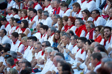 Público asistente a la Plaza de Toros de Pamplona durante la tercera corrida de la Feria del Toro 2019 con la ganadería de José Escolar para los diestros Fernando Robleño, Javier Castaño y Pepe Moral.