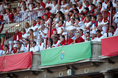 Público asistente a la Plaza de Toros de Pamplona durante la tercera corrida de la Feria del Toro 2019 con la ganadería de José Escolar para los diestros Fernando Robleño, Javier Castaño y Pepe Moral.