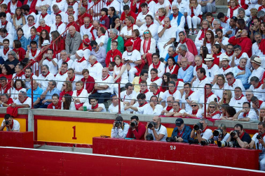 Público asistente a la Plaza de Toros de Pamplona durante la tercera corrida de la Feria del Toro 2019 con la ganadería de José Escolar para los diestros Fernando Robleño, Javier Castaño y Pepe Moral.