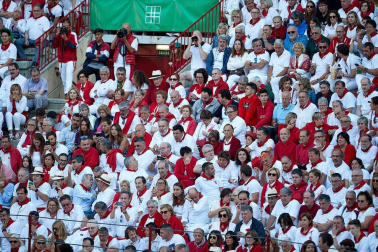 Público asistente a la Plaza de Toros de Pamplona durante la tercera corrida de la Feria del Toro 2019 con la ganadería de José Escolar para los diestros Fernando Robleño, Javier Castaño y Pepe Moral.