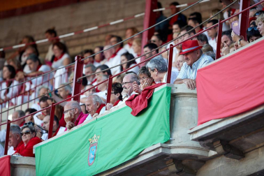 Público asistente a la Plaza de Toros de Pamplona durante la tercera corrida de la Feria del Toro 2019 con la ganadería de José Escolar para los diestros Fernando Robleño, Javier Castaño y Pepe Moral.