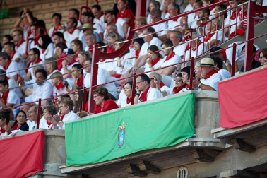 Público asistente a la Plaza de Toros de Pamplona durante la tercera corrida de la Feria del Toro 2019 con la ganadería de José Escolar para los diestros Fernando Robleño, Javier Castaño y Pepe Moral.