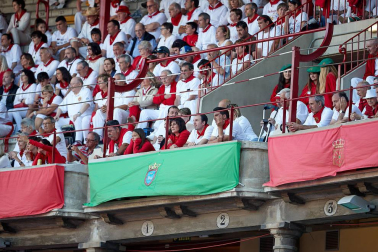 Público asistente a la Plaza de Toros de Pamplona durante la tercera corrida de la Feria del Toro 2019 con la ganadería de José Escolar para los diestros Fernando Robleño, Javier Castaño y Pepe Moral.