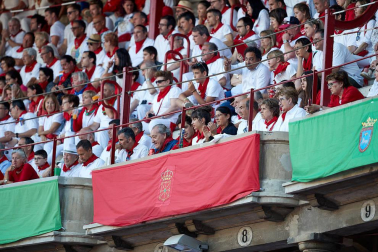 Público asistente a la Plaza de Toros de Pamplona durante la tercera corrida de la Feria del Toro 2019 con la ganadería de José Escolar para los diestros Fernando Robleño, Javier Castaño y Pepe Moral.