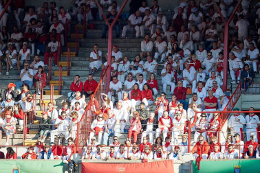 Público asistente a la Plaza de Toros de Pamplona durante la tercera corrida de la Feria del Toro 2019 con la ganadería de José Escolar para los diestros Fernando Robleño, Javier Castaño y Pepe Moral.