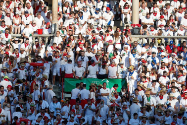 Público asistente a la Plaza de Toros de Pamplona durante la tercera corrida de la Feria del Toro 2019 con la ganadería de José Escolar para los diestros Fernando Robleño, Javier Castaño y Pepe Moral.
