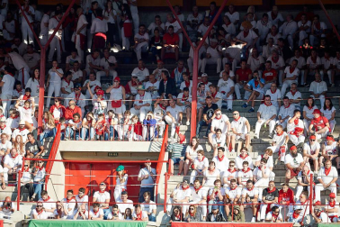Público asistente a la Plaza de Toros de Pamplona durante la tercera corrida de la Feria del Toro 2019 con la ganadería de José Escolar para los diestros Fernando Robleño, Javier Castaño y Pepe Moral.