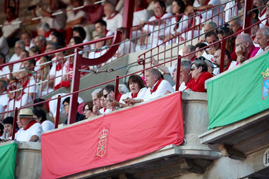 Público asistente a la Plaza de Toros de Pamplona durante la tercera corrida de la Feria del Toro 2019 con la ganadería de José Escolar para los diestros Fernando Robleño, Javier Castaño y Pepe Moral.