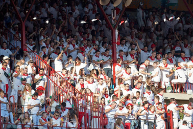 Público asistente a la Plaza de Toros de Pamplona durante la tercera corrida de la Feria del Toro 2019 con la ganadería de José Escolar para los diestros Fernando Robleño, Javier Castaño y Pepe Moral.