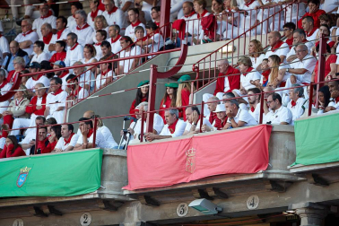 Público asistente a la Plaza de Toros de Pamplona durante la tercera corrida de la Feria del Toro 2019 con la ganadería de José Escolar para los diestros Fernando Robleño, Javier Castaño y Pepe Moral.