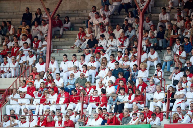Público asistente a la Plaza de Toros de Pamplona durante la tercera corrida de la Feria del Toro 2019 con la ganadería de José Escolar para los diestros Fernando Robleño, Javier Castaño y Pepe Moral.