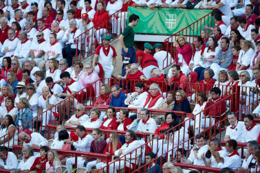 Público asistente a la Plaza de Toros de Pamplona durante la tercera corrida de la Feria del Toro 2019 con la ganadería de José Escolar para los diestros Fernando Robleño, Javier Castaño y Pepe Moral.