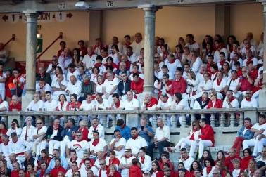 Público asistente a la Plaza de Toros de Pamplona durante la tercera corrida de la Feria del Toro 2019 con la ganadería de José Escolar para los diestros Fernando Robleño, Javier Castaño y Pepe Moral.
