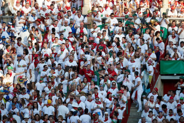 Público asistente a la Plaza de Toros de Pamplona durante la tercera corrida de la Feria del Toro 2019 con la ganadería de José Escolar para los diestros Fernando Robleño, Javier Castaño y Pepe Moral.