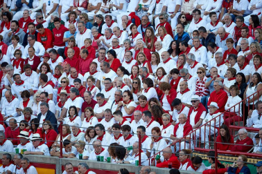 Público asistente a la Plaza de Toros de Pamplona durante la tercera corrida de la Feria del Toro 2019 con la ganadería de José Escolar para los diestros Fernando Robleño, Javier Castaño y Pepe Moral.
