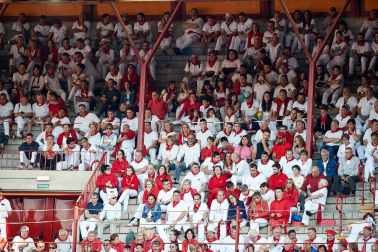 Público asistente a la Plaza de Toros de Pamplona durante la tercera corrida de la Feria del Toro 2019 con la ganadería de José Escolar para los diestros Fernando Robleño, Javier Castaño y Pepe Moral.