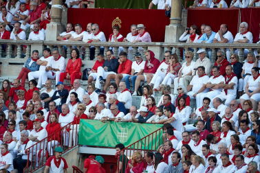 Público asistente a la Plaza de Toros de Pamplona durante la tercera corrida de la Feria del Toro 2019 con la ganadería de José Escolar para los diestros Fernando Robleño, Javier Castaño y Pepe Moral.