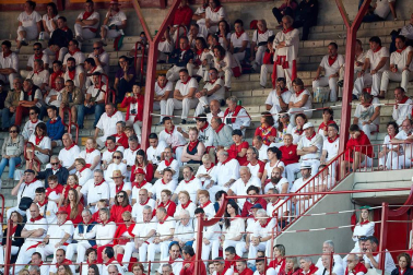 Público asistente a la Plaza de Toros de Pamplona durante la tercera corrida de la Feria del Toro 2019 con la ganadería de José Escolar para los diestros Fernando Robleño, Javier Castaño y Pepe Moral.