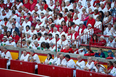 Público asistente a la Plaza de Toros de Pamplona durante la tercera corrida de la Feria del Toro 2019 con la ganadería de José Escolar para los diestros Fernando Robleño, Javier Castaño y Pepe Moral.