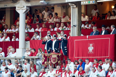 Público asistente a la Plaza de Toros de Pamplona durante la tercera corrida de la Feria del Toro 2019 con la ganadería de José Escolar para los diestros Fernando Robleño, Javier Castaño y Pepe Moral.