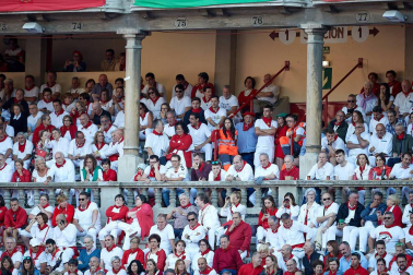 Público asistente a la Plaza de Toros de Pamplona durante la tercera corrida de la Feria del Toro 2019 con la ganadería de José Escolar para los diestros Fernando Robleño, Javier Castaño y Pepe Moral.