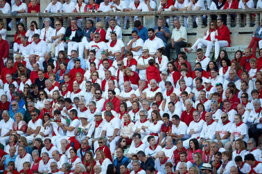 Público asistente a la Plaza de Toros de Pamplona durante la tercera corrida de la Feria del Toro 2019 con la ganadería de José Escolar para los diestros Fernando Robleño, Javier Castaño y Pepe Moral.