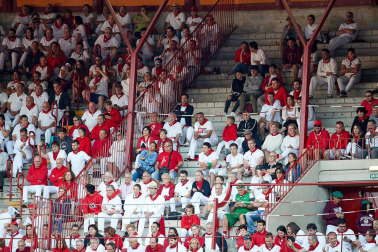 Público asistente a la Plaza de Toros de Pamplona durante la tercera corrida de la Feria del Toro 2019 con la ganadería de José Escolar para los diestros Fernando Robleño, Javier Castaño y Pepe Moral.