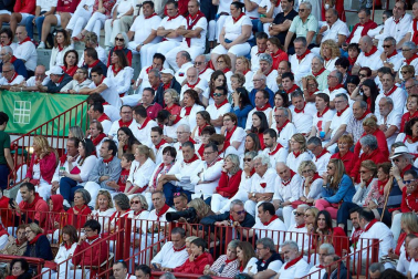 Público asistente a la Plaza de Toros de Pamplona durante la tercera corrida de la Feria del Toro 2019 con la ganadería de José Escolar para los diestros Fernando Robleño, Javier Castaño y Pepe Moral.