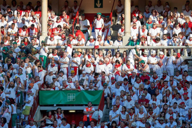 Público asistente a la Plaza de Toros de Pamplona durante la tercera corrida de la Feria del Toro 2019 con la ganadería de José Escolar para los diestros Fernando Robleño, Javier Castaño y Pepe Moral.