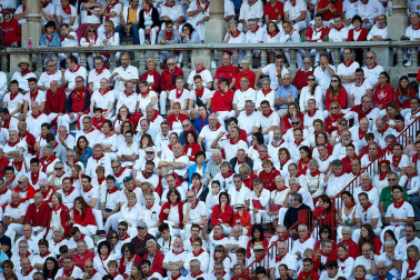 Público asistente a la Plaza de Toros de Pamplona durante la tercera corrida de la Feria del Toro 2019 con la ganadería de José Escolar para los diestros Fernando Robleño, Javier Castaño y Pepe Moral.