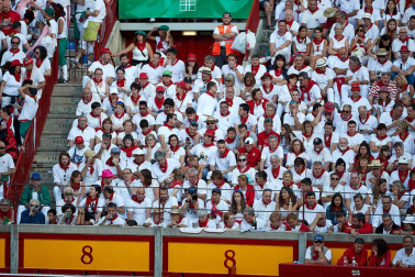 Público asistente a la Plaza de Toros de Pamplona durante la tercera corrida de la Feria del Toro 2019 con la ganadería de José Escolar para los diestros Fernando Robleño, Javier Castaño y Pepe Moral.