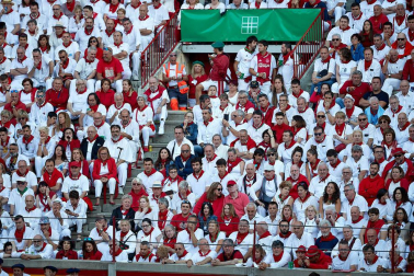 Público asistente a la Plaza de Toros de Pamplona durante la tercera corrida de la Feria del Toro 2019 con la ganadería de José Escolar para los diestros Fernando Robleño, Javier Castaño y Pepe Moral.