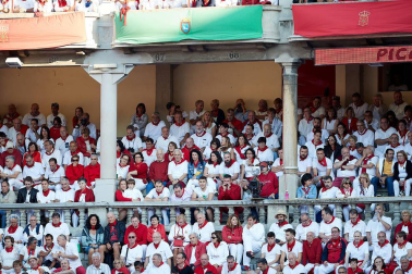 Público asistente a la Plaza de Toros de Pamplona durante la tercera corrida de la Feria del Toro 2019 con la ganadería de José Escolar para los diestros Fernando Robleño, Javier Castaño y Pepe Moral.