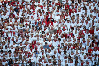 Público asistente a la Plaza de Toros de Pamplona durante la tercera corrida de la Feria del Toro 2019 con la ganadería de José Escolar para los diestros Fernando Robleño, Javier Castaño y Pepe Moral.